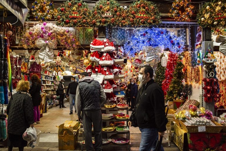 ΣΕΛΠΕ: Έξι στους δέκα καταναλωτές θα ξοδέψουν λιγότερα χρήματα φέτος τα Χριστούγεννα