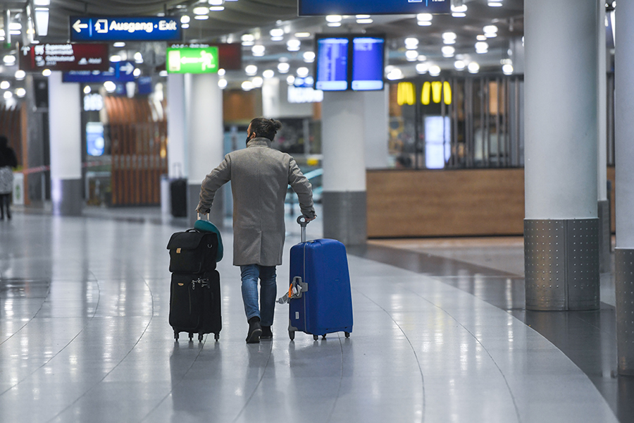 Η Ουάσινγκτον σχεδιάζει να ξανανοίξει τα σύνορα σε εμβολιασμένους Ευρωπαίους και Βρετανούς ταξιδιώτες