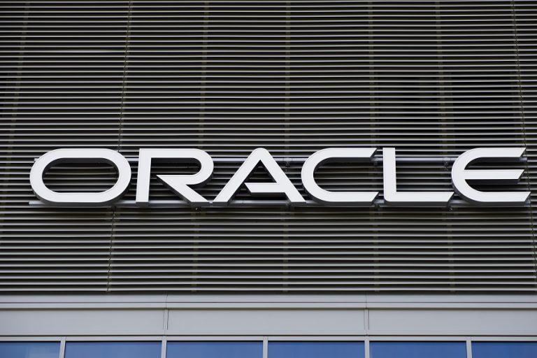 Η Oracle ανακοινώνει «τσεκούρι» σε εκατοντάδες θέσεις εργασίας