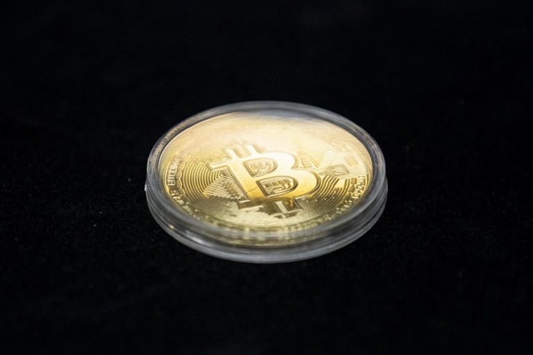 Εντυπωσιάζει το πρώτο ETF με bitcoin, στα 165 εκατ. δολ. ο όγκος συναλλαγών στο ντεμπούτο του