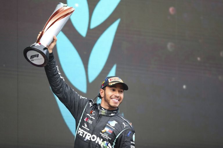Θετικός στον κορωνοϊό ο πρωταθλητής της Formula 1, Λιούις Χάμιλτον