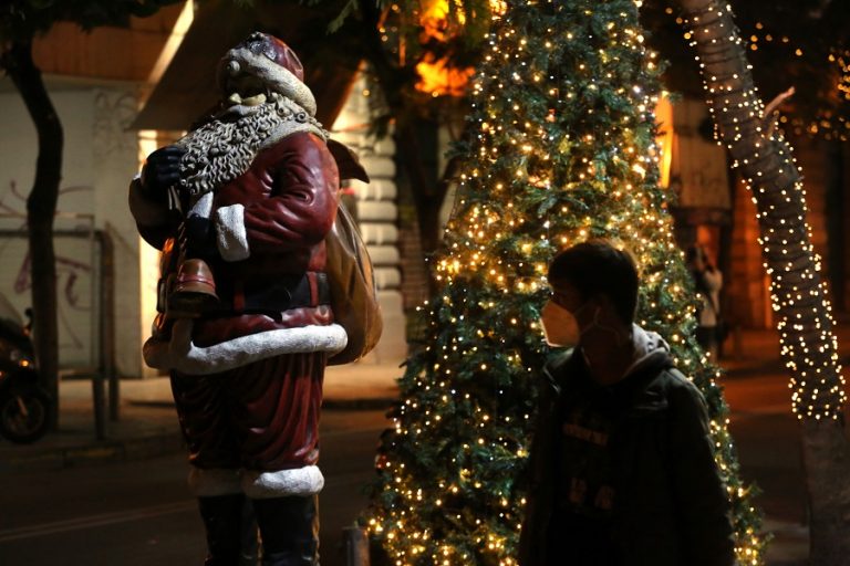 Φωταγωγήθηκε το χριστουγεννιάτικο δέντρο στην πλατεία Ομονοίας (Φωτογραφίες)