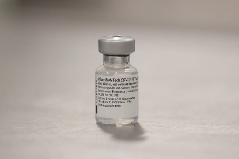 Η μία μετά τις άλλες, οι φαρμακευτικές υπόσχονται να επιταχύνουν την παραγωγή εμβολίων