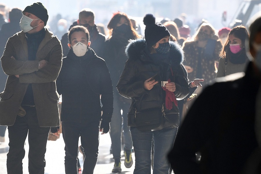 Η Ευρώπη παίρνει σκληρά μέτρα ενόψει των γιορτών υπό τον φόβο ενός τρίτου κύματος