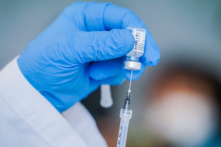 Αμερικανός «συνωμοσιολόγος» φαρμακοποιός κατέστρεψε εκατοντάδες δόσεις εμβολίου Covid-19