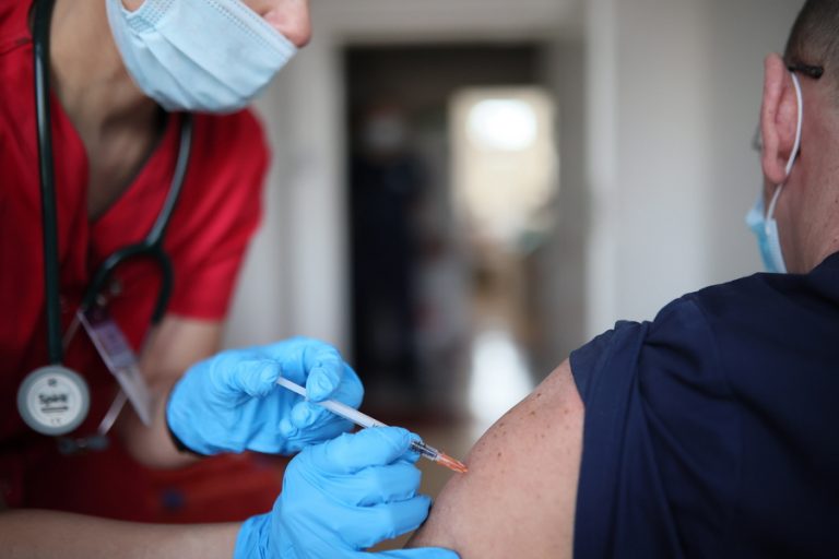 Τέταρτη δόση του εμβολίου κατά της Covid-19 σε όλους τους ευάλωτους πολίτες συνιστά ο ΠΟΥ Ευρώπης