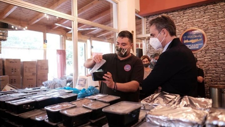 Στην ταβέρνα «Κρητικός» ο Μητσοτάκης: Μοίρασε φαγητό σε ανθρώπους που έχουν ανάγκη