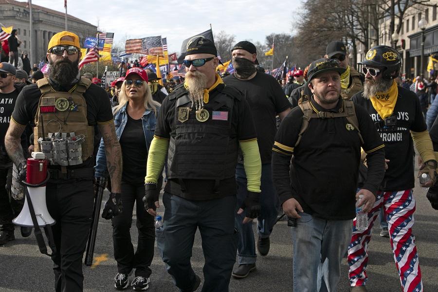 Proud Boys: Ποια είναι η ακροδεξιά οργάνωση που συμμετείχε στην εισβολή στο Καπιτώλιο