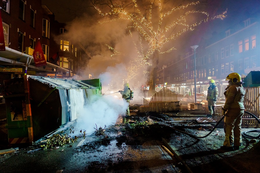 Τρίτη νύχτα ταραχών στην Ολλανδία- Φωτιές και λεηλασίες για την απαγόρευση κυκλοφορίας (Βίντεο)