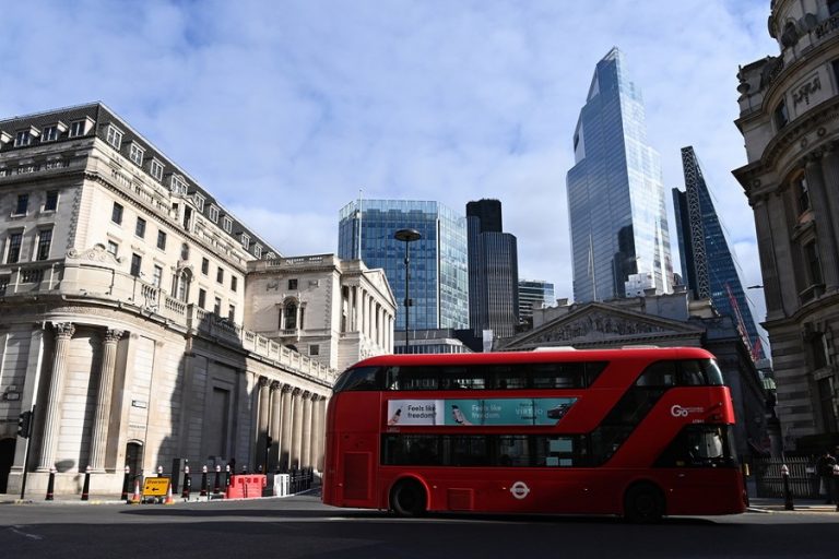 Υποχρεωτική καραντίνα σε ταξιδιώτες επιβάλλει η Βρετανία- Τι προβλέπουν τα νέα μέτρα
