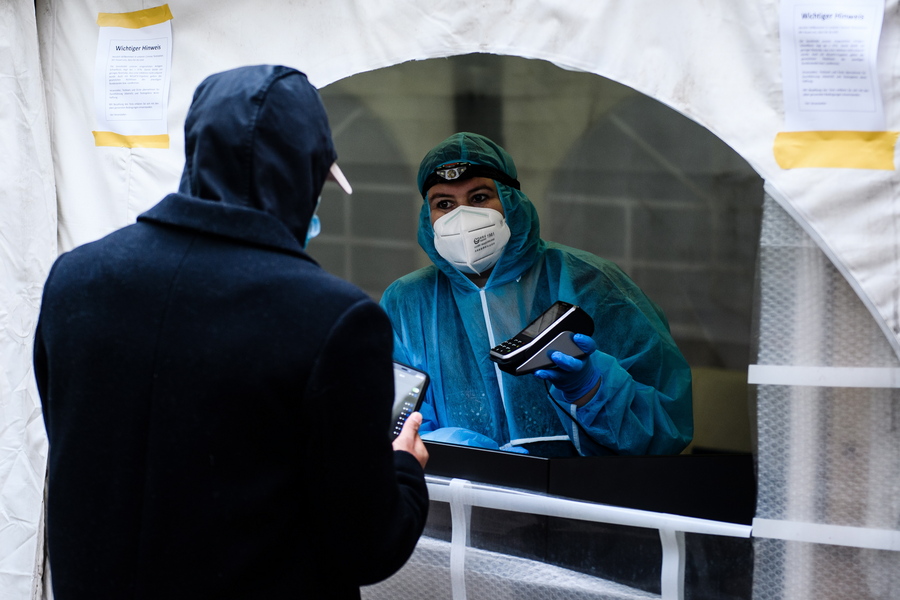 Προειδοποίηση από τη Γερμανία: Δεν έχει αποτραπεί ακόμη ο κίνδυνος από τις μεταλλάξεις του κορωνοϊού