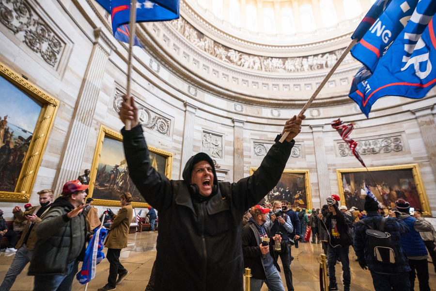 Το μουσείο Smithsonian συγκεντρώνει ό,τι άφησαν πίσω τους οι εισβολείς στο Καπιτώλιο