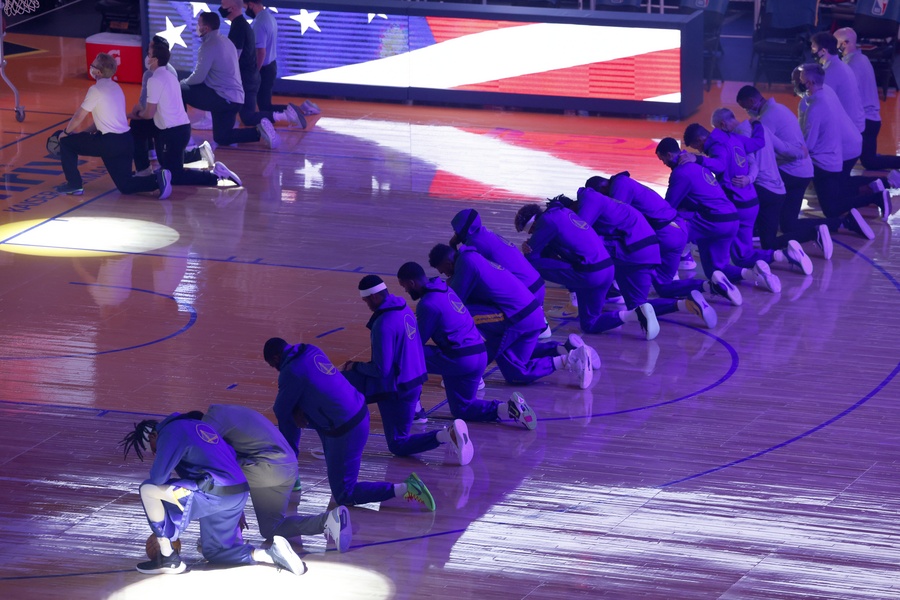 NBA: Γονάτισαν στον εθνικό ύμνο μετά τα επεισόδια στο Καπιτώλιο (video)