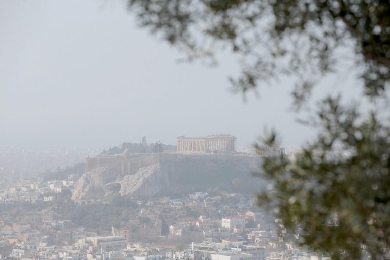 Καιρός: Νεφώσεις, υψηλές θερμοκρασίες και σκόνη