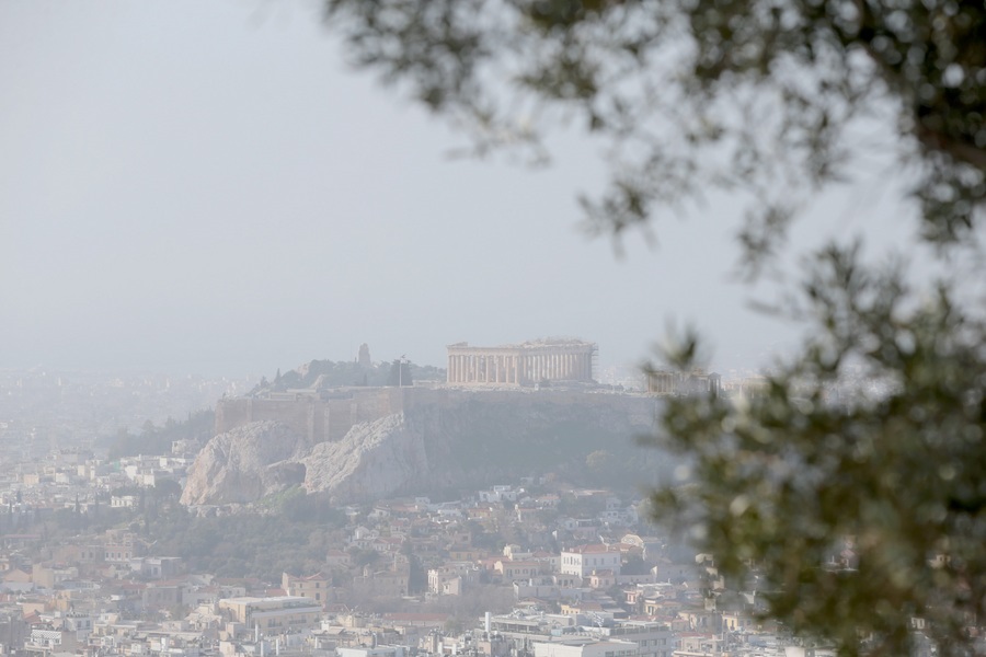 Υψηλές θερμοκρασίες και σκόνη σήμερα και αύριο, χειμώνας από την Τρίτη