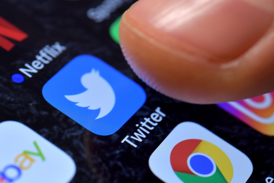 Twitter: «Τσεκούρι» σε πάνω από 70.000 λογαριασμούς με αναρτήσεις για το QAnon