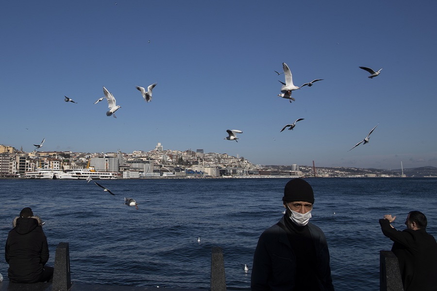 Παγκόσμια επιβράδυνση της εξάπλωσης του κορωνοϊού- Οι νέες παραλλαγές θέτουν νέες προκλήσεις για τα εμβόλια