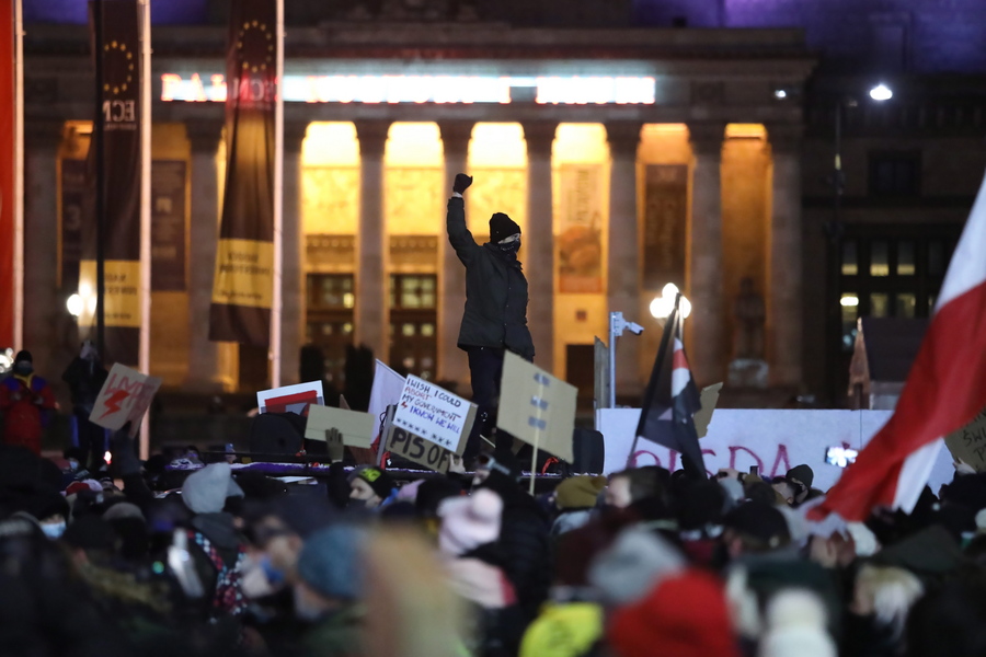 Τρίτη νύχτα διαδηλώσεων στην Πολωνία μετά τη δημοσίευση του διατάγματος για τις αμβλώσεις
