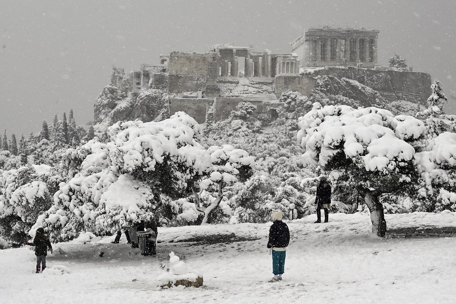 Οι χιονοπτώσεις σε Αττική, Εύβοια, Κυκλάδες και Κρήτη θα συνεχιστούν έως το πρωί της Τετάρτης