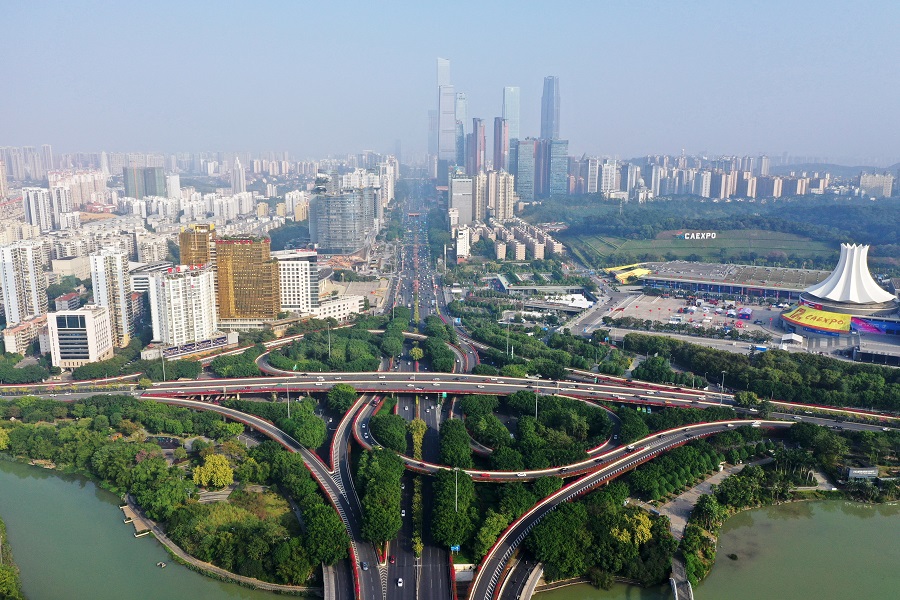 Οι Zaha Hadid Architects δημιουργούν στο Πεκίνο ένα φουτουριστικό εκθεσιακό κέντρο που εντυπωσιάζει (Φωτογραφίες)
