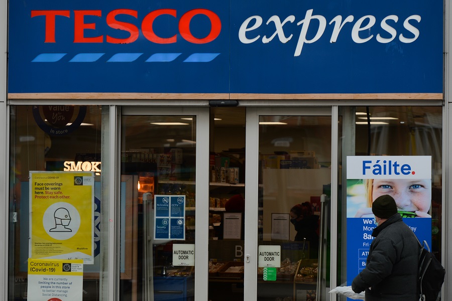 Η Tesco και 17 ακόμη μεγάλα ονόματα του λιανεμπορίου ζητούν επιβολή φόρου στο ηλεκτρονικό εμπόριο- Ο λόγος