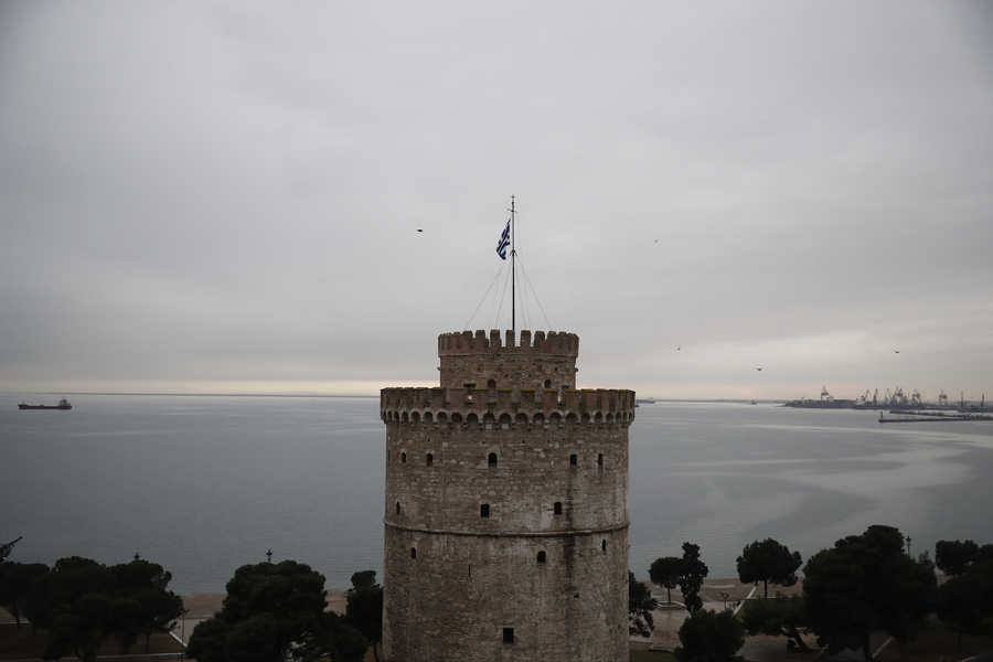 Μεγάλες ουρές στην πλατεία Αριστοτέλους της Θεσσαλονίκης για εμβολιασμό χωρίς ραντεβού