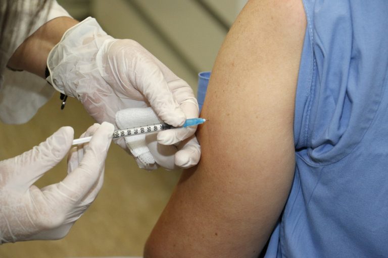 Αυτό είναι το εμβόλιο που προτιμούν οι Έλληνες- «Όχι» σε εμβολιασμό παιδιών λέει το 58%