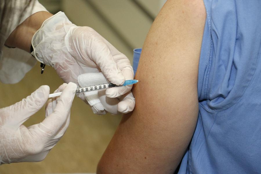 Μήνυμα Μόσιαλου στους αρνητές του εμβολιασμού: «Ας μην παίζουμε με τις πιθανότητες»