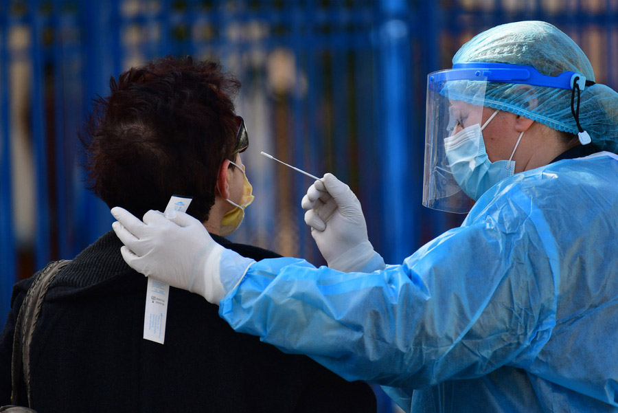 Rapid test από τη μύτη ή το στόμα; Έρευνες απαντούν ποιο είναι καλύτερο