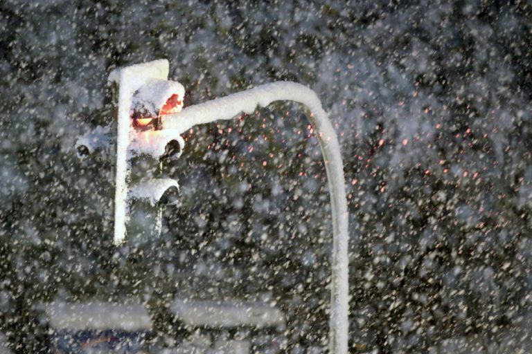 «Μπλακ άουτ» σε δεκάδες περιοχές στην Αττική λόγω κακοκαιρίας – Προβλήματα και στην ύδρευση