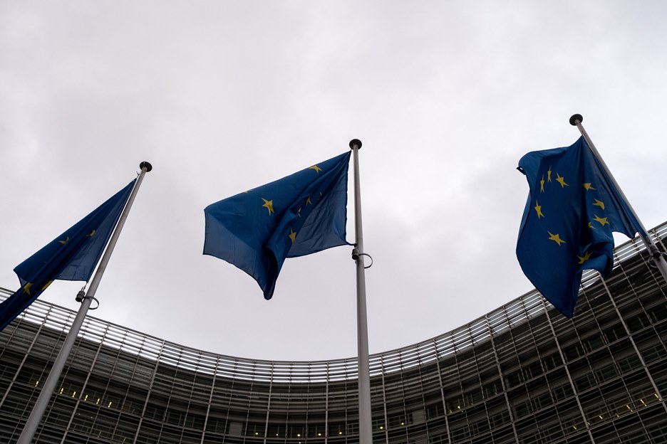 Γιατί η Κομισιόν παραπέμπει την Ελλάδα στο Δικαστήριο της ΕΕ – Υπόλογο το κράτος για τρεις διαφορετικές υποθέσεις