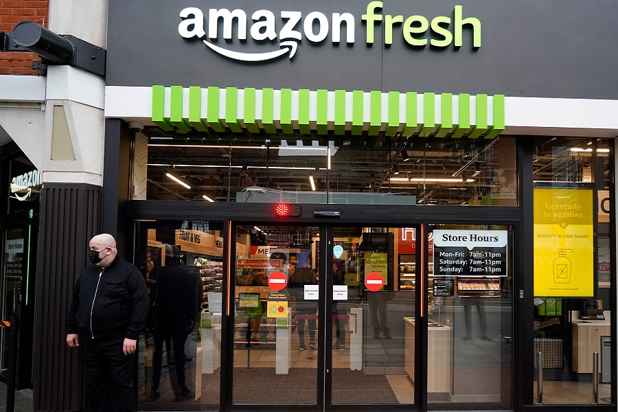 Η Amazon φέρνει την επανάσταση στα σουπερμάρκετ: Τέλος τα ταμεία και οι ουρές