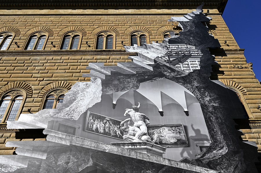 «Η Πληγή»: Μια εντυπωσιακή εγκατάσταση του JR στο Palazzo Strozzi της Φλωρεντίας