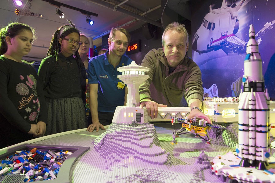 Το διαστημικό λεωφορείο Discovery με 2.354 κυβάκια- Μια συναρπαστική συνεργασία της NASA με τη LEGO