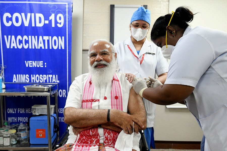 Ο πρωθυπουργός της Ινδίας εμβολιάστηκε δημόσια κατά του κορωνοϊού με το εγχώριο μη εγκεκριμένο εμβόλιο