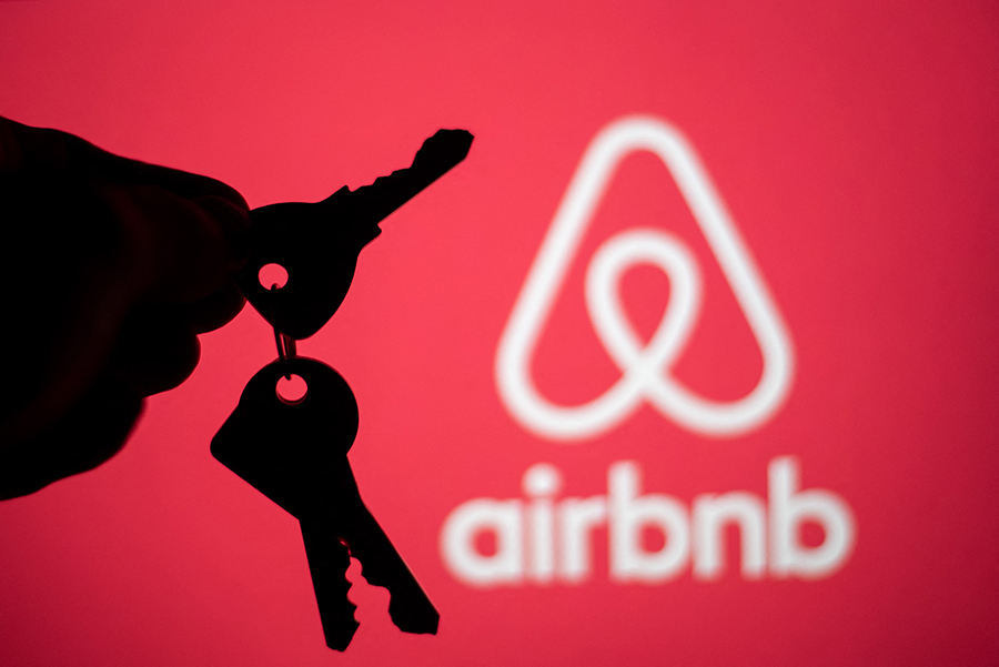 Airbnb: «Φοροραβασάκια» στους ιδιοκτήτες που θα κρυφτούν από την εφορία