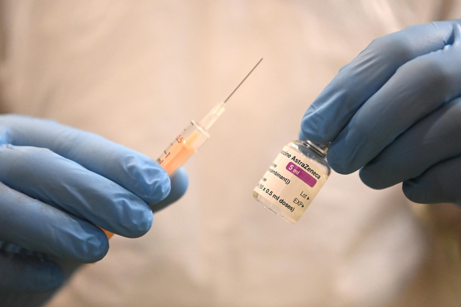 Πιθανή αλλά πολύ σπάνια η παρενέργεια θρόμβωσης, λέει ο ΕΜΑ για το εμβόλιο της AstraZeneca