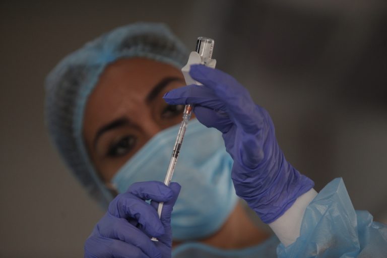 Λινού: Οι γυναίκες κάτω των 50 ετών να επιλέξουν εμβόλια mRNA