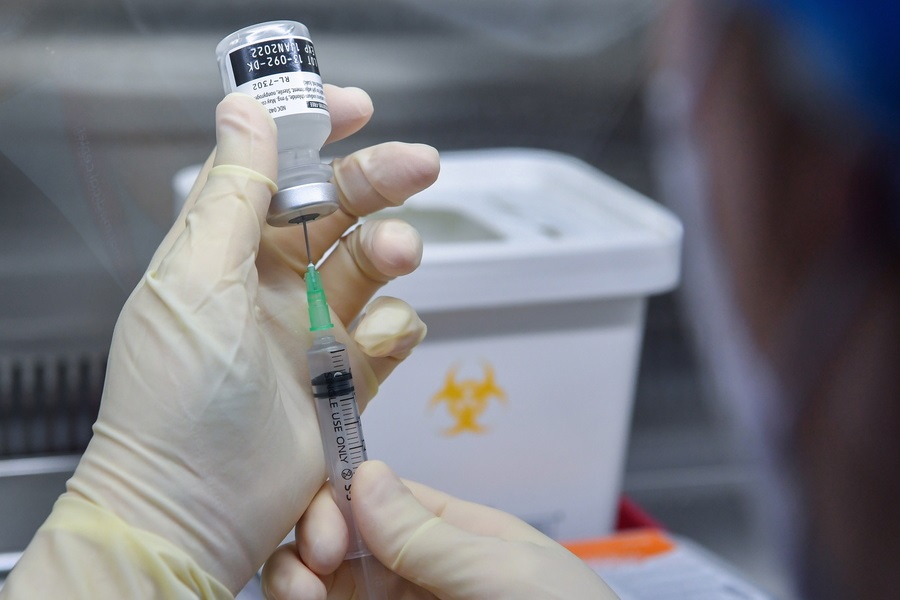 Pfizer-BioNTech: Η τρίτη δόση του εμβολίου πιο αποτελεσματική απέναντι στην Όμικρον