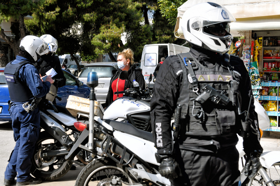 Έρευνα και απόδοση ευθυνών για την αστυνομική βία στη Νέα Σμύρνη προανήγγειλαν Χρυσοχοϊδης- Πελώνη