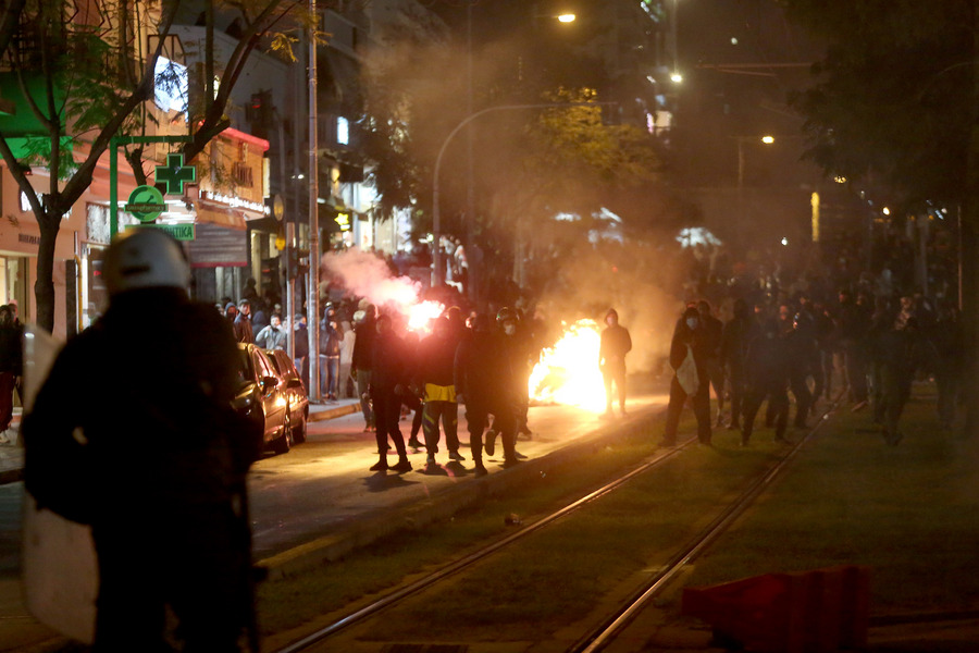 Οδομαχίες και πρωτοφανή επεισόδια στη Νέα Σμύρνη- Επικίνδυνη κλιμάκωση της βίας