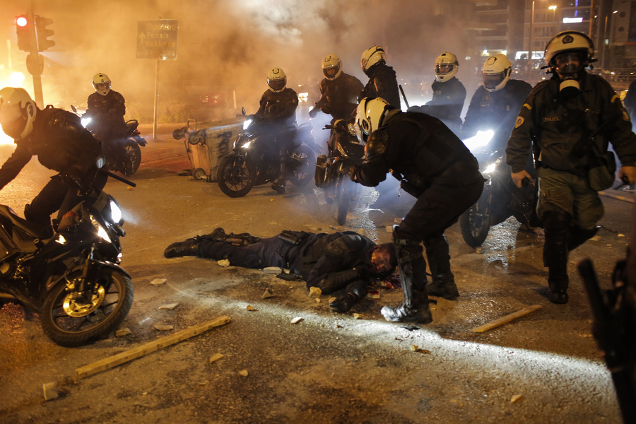 Σοβαρά επεισόδια στη Νέα Σμύρνη – Βαριά τραυματίας αστυνομικός (βίντεο)