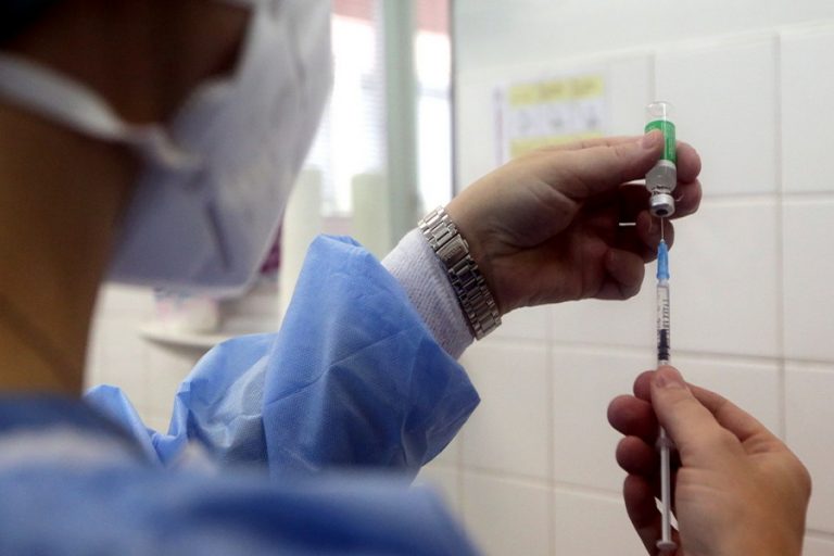 Επιβεβαιώθηκε ο πρώτος θάνατος που συνδέεται με το εμβόλιο της AstraZeneca στον Καναδά