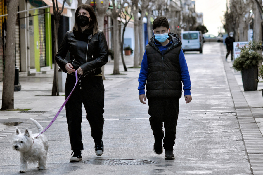 Ο στόχος για 5,5 εκατ. εμβολιασμούς μέχρι τέλη Μαΐου και οι σκέψεις για τοπικά lockdown