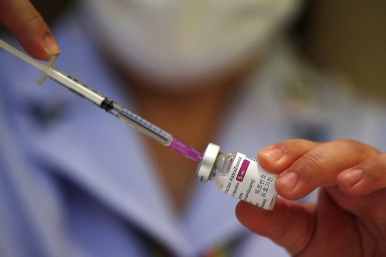 Πελώνη: Καμιά διακοπή εμβολιασμών με το AstraZeneca- Τι θα γίνει με το ηλικιακό όριο