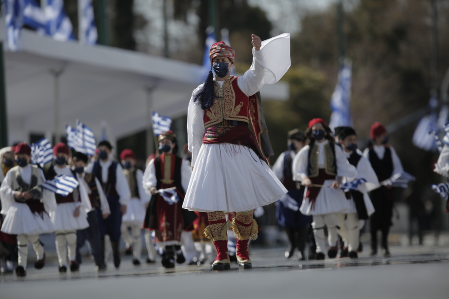 Εντυπωσιακές εικόνες από την στρατιωτική παρέλαση για τα 200 χρόνια από την κήρυξη της Επανάστασης