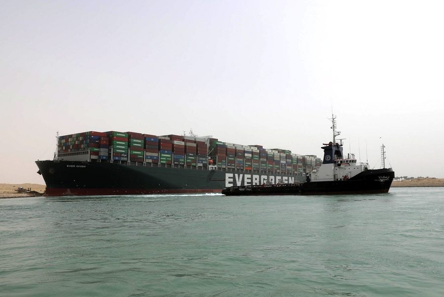 Bloomberg: Άνοιξε η διώρυγα του Σουέζ, παραμένουν τα προβλήματα στο εμπόριο