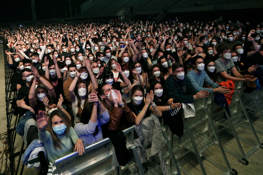 Βαρκελώνη: Με μάσκες και αρνητικό τεστ, 5.000 άνθρωποι συμμετείχαν «πειραματικά» σε ροκ συναυλία