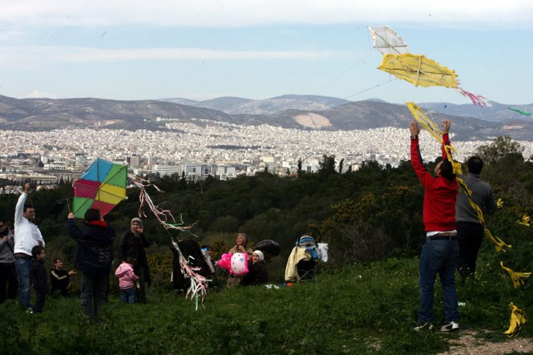 Καιρός: Καθαρά Δευτέρα με βροχές και ανέμους