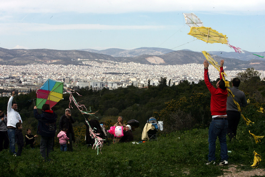 Καιρός: Καθαρά Δευτέρα με βροχές και ανέμους